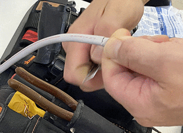 電線皮むきの様子